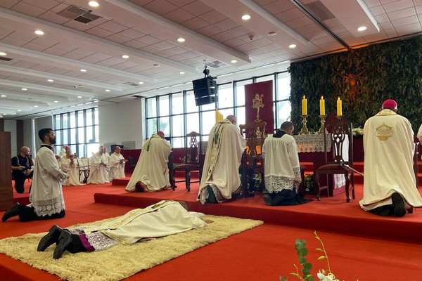 Um dos últimos nomeados pelo Papa Francisco, monsenhor Antônio Carlos da Diocese de Patos de Minas é ordenado bispo