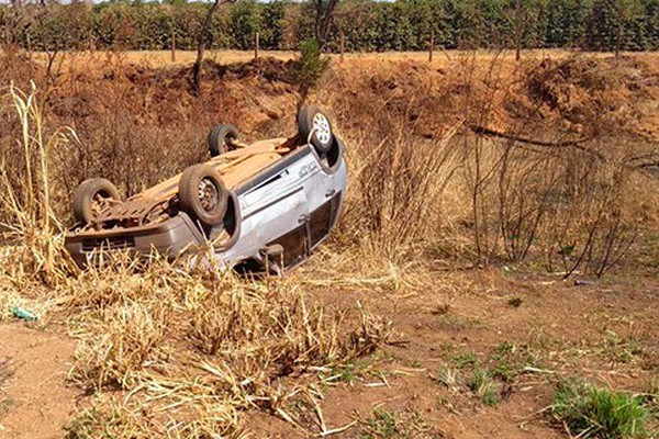 Condutora perde o controle do veículo e capota próximo ao trevo de Carmo do Paranaíba