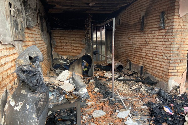 Homem em surto põe fogo em casa no bairro São Francisco e causa grande destruição