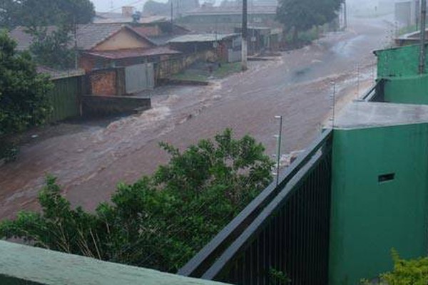 Enxurradas invadem casas e moradores pedem construção de bueiros 