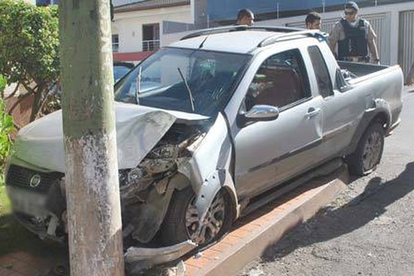 Na contramão, condutora avança parada e arremessa pick up em poste