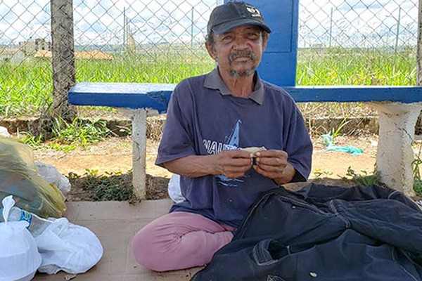 Homem que saiu de Alagoas em busca de parentes está há três dias em ponto de ônibus