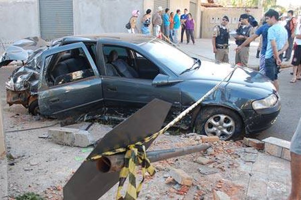 Garoto perde controle em alta velocidade e provoca acidente com mais 3 veículos