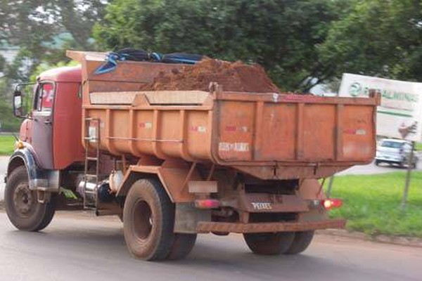 Transportadores de terra e entulho desrespeitam a lei e deixam a cidade mais suja