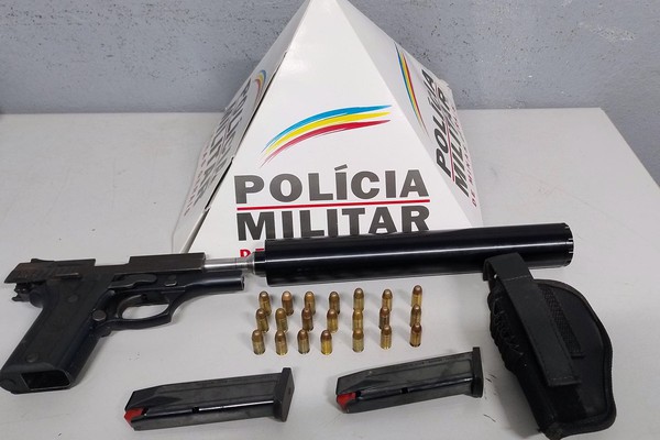 Policiais encontram arma, silenciador e coldre dentro de residência e jovem é preso, em Patos de Minas