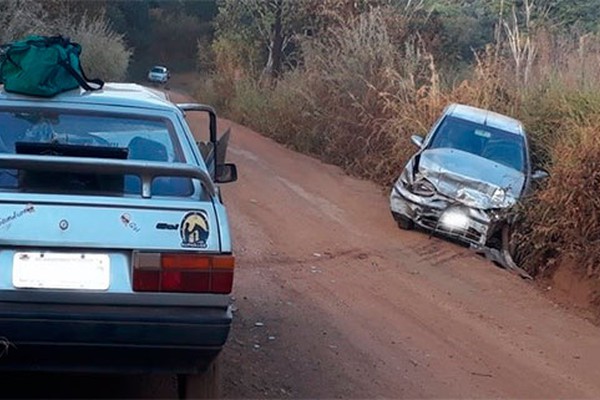 Colisão frontal deixa três pessoas feridas na LMG-726 em Presidente Olegário