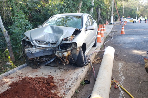 Pista da Avenida Padre Almir amanhece interditada depois de motorista perder o controle e derrubar poste