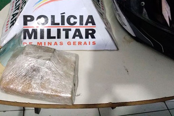 Homem flagrado dirigindo em alta velocidade é preso com 500g de maconha em Patos de Minas