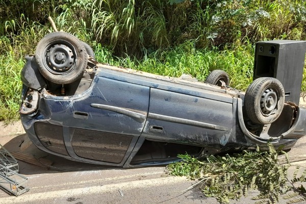 Carro que puxava carretinha na MGC 354 capota, veículos ficam destruídos, mas motorista sai ileso