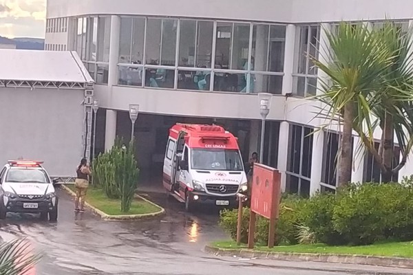 Em meio a morte, profissionais acionam a polícia no Hospital de Campanha e familiares relatam desespero