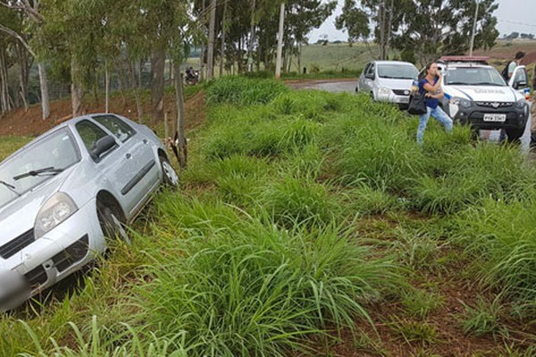 Motorista perde controle do veículo e vai parar em cerca às margens da Avenida Marabá