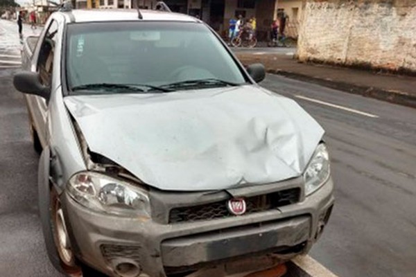 Motociclista foge deixando passageira após desobedecer parada e ser atingido por pick up