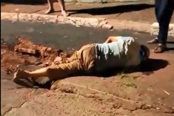 Ciclista fica gravemente ferido ao cair em buraco na rua Rio Grande do Sul; moradores pedem providências