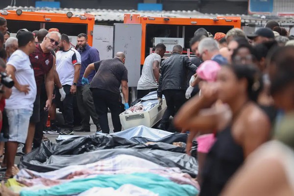 Moradores retiram cerca de 60 corpos em área de mata após operação