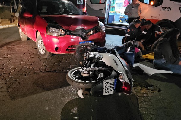 Condutora e passageira de moto ficam feridas ao serem atingidas por carro no bairro Guanabara