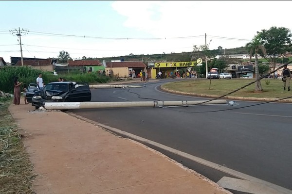 Motorista tenta socorrer criança que caiu de cadeirinha e acaba derrubando dois postes em Patos de Minas