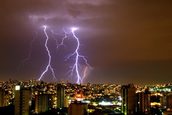 Cemig alerta sobre cuidados durante chuvas e raios