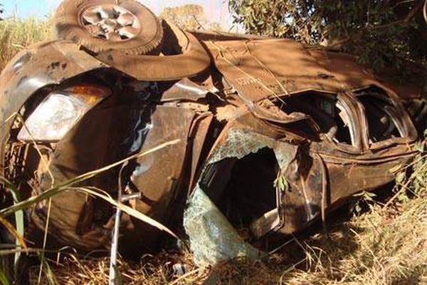 Caminhonete capota em estrada vicinal de Patos de Minas e deixa quatro feridos