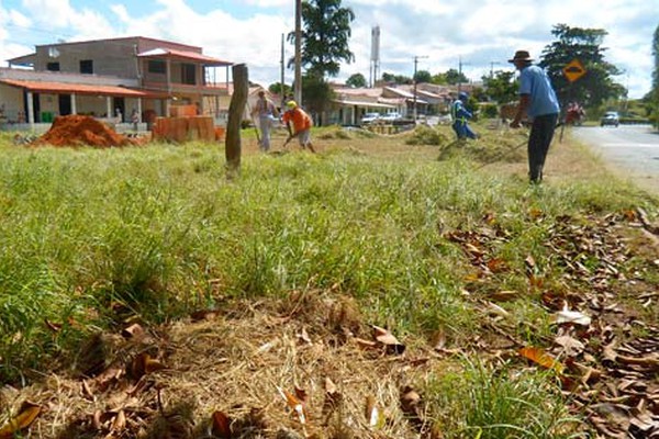 Cansados de esperar, moradores do Areado fazem "vaquinha" e limpam praça do distrito