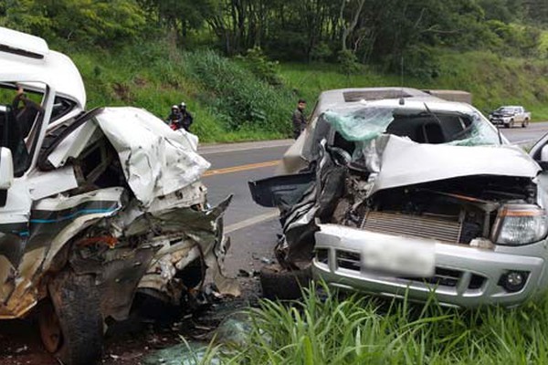 Batida frontal entre duas caminhonetes deixa 3 gravemente feridos na MGC354