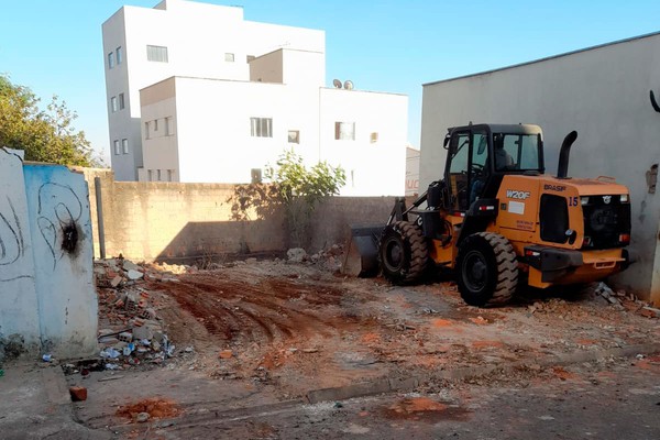 Prefeitura demole casa em ruínas no centro da cidade que era ponto de consumo de drogas