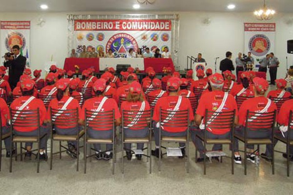 Formatura da primeira turma do Projeto Bombeiro Sênior tem homenagens e muita animação