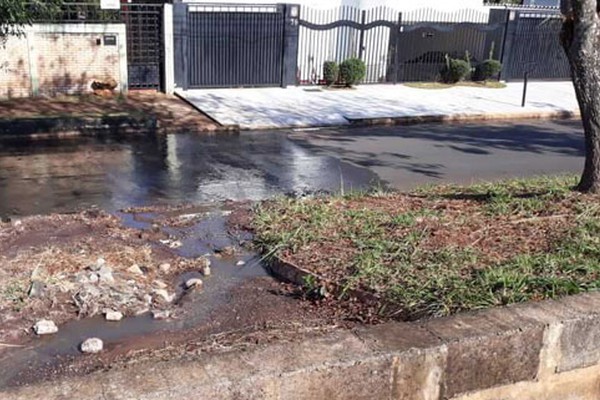 Moradores cobram providências para vazamento de esgoto em área nobre de Patos de Minas