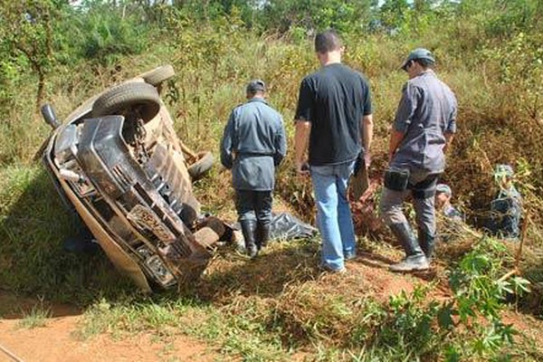 Carro capota na Estrada da Serrinha e deixa uma pessoa morta e outra ferida