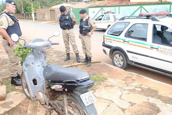 Adolescente tenta fugir da PM em motocicleta furtada, mas acaba caindo