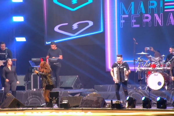 Mari Fernandez canta "Cão sem dono" e Fenamilho vem junto; veja ao vivo