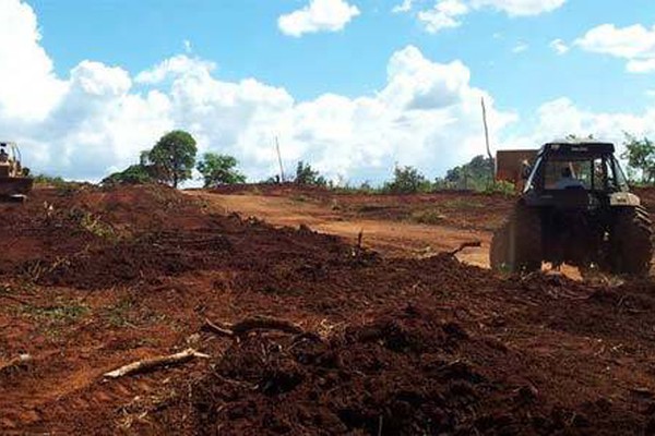 Depois de muita reclamação, asfaltamento da estrada de Pindaíbas é retomado