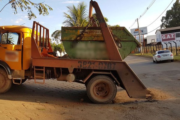 Princípio de incêndio deixa caminhão com caçamba de areia parado no meio de avenida