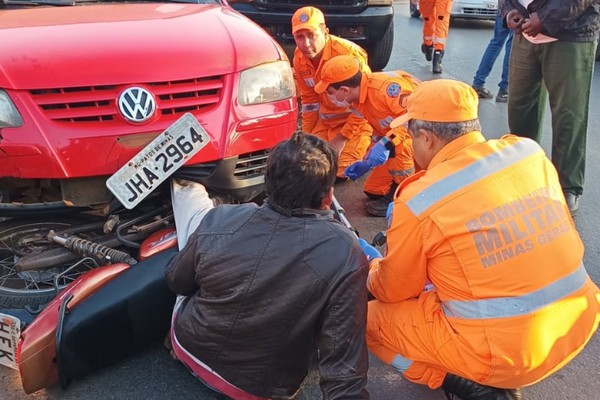 Motociclista de 32 anos fica preso embaixo de carro em acidente na avenida JK