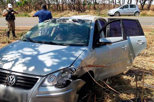 Veículo que transportava pacientes de Paracatu para Patos de Minas capota na MG 410