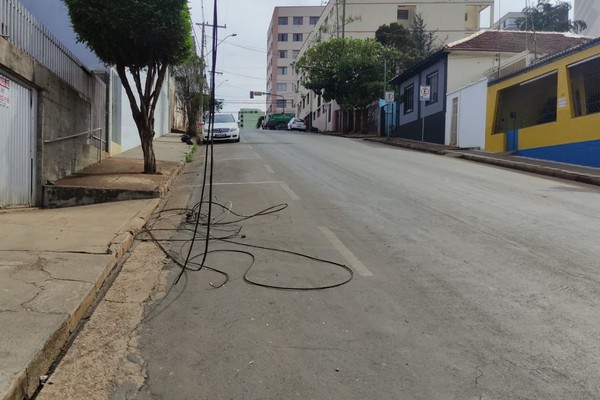 Caminhão com caixas d’água arrasta fiação e danifica parede de restaurante no Centro