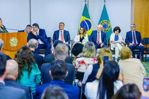 Lula assina projeto de lei que garante verba para piso da enfermagem