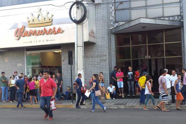 Fila dobra esquina para alistamento eleitoral e transferência de título; prazo termina nesta quarta