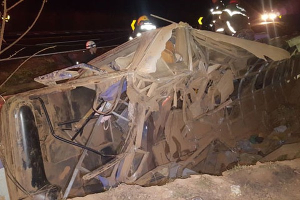 Ônibus cai em ribanceira na BR 146 e deixa 6 mortos e mais 47 feridos; veja lista