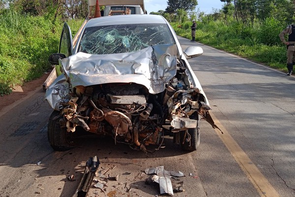 Após ultrapassagem, veículo atinge traseira de carreta na MG 410 e três pessoas ficam feridas