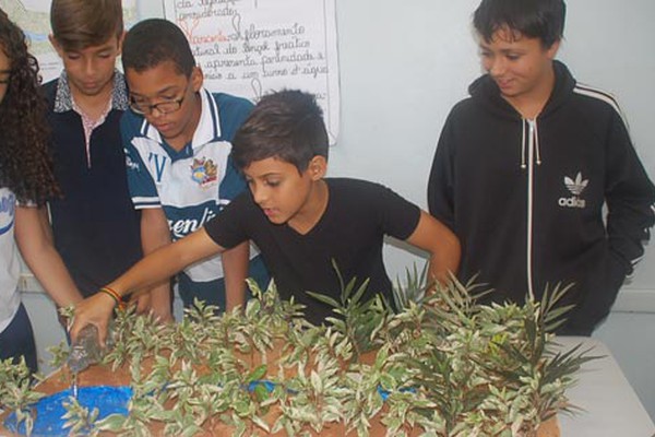 Feira de Ciências em Escola Municipal leva alunos a refletirem sobre a importância da água