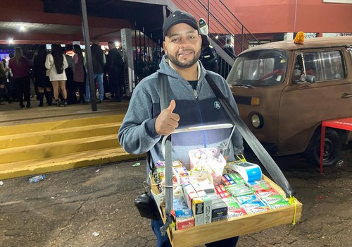 Comerciantes conseguem mais de R$160 mil na Fenamilho vendendo “balas pro povo beijar na boca”; veja ao vivo