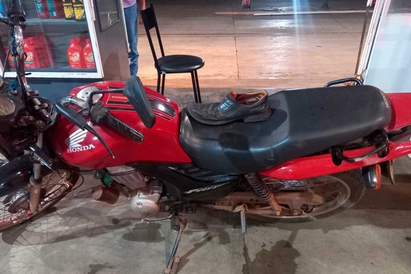 Motociclista e passageiro ficam feridos após pneu estourar e eles caírem na MGC 354, em Patos de Minas