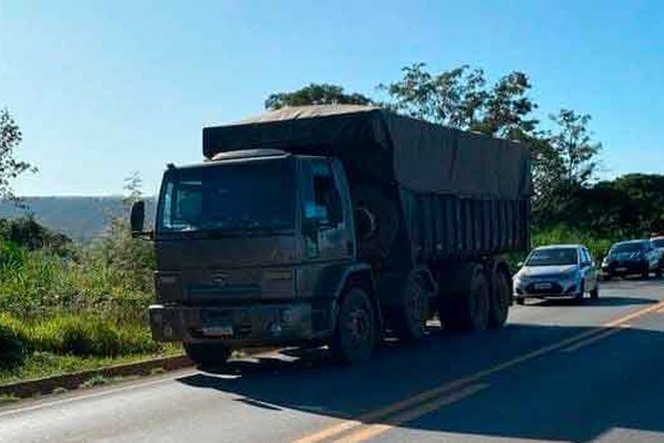 Carro é arremessado em traseira de caminhão após acidente com três veículos em Presidente Olegário