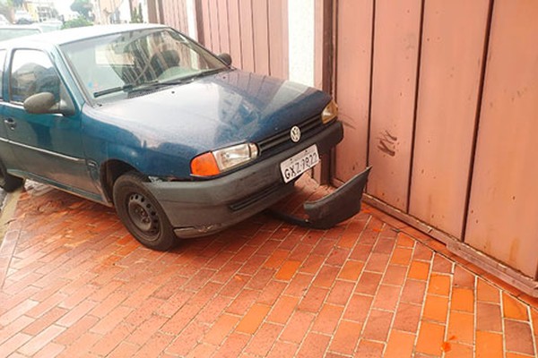 Carro desce rua sozinho, atinge veículo e vai parar em portão de prédio em Patos de Minas