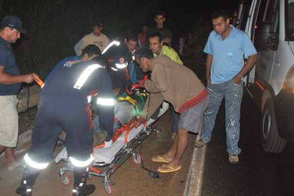 Carroceiro e égua ficam feridos ao serem atropelados por caminhão na BR354