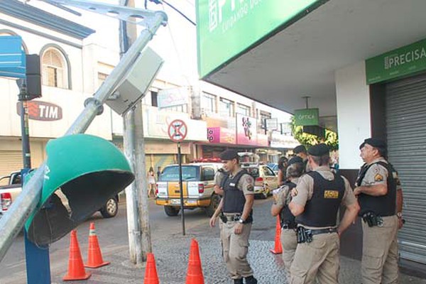 Caminhão derruba câmera do Olho Vivo em cima de orelhão na Major Gote