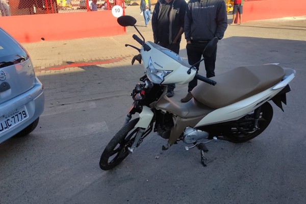 Motociclista fica ferida ao bater na traseira de carro que saía de estacionamento