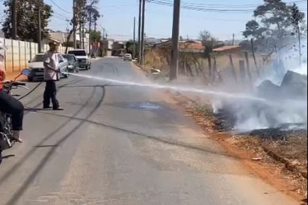 Homem é xingado por motoristas após parar o trânsito e apagar princípio de incêndio