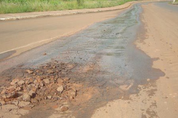 Água brota do asfalto há quase uma semana na entrada da Cidade Administrativa