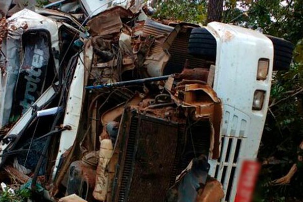 Motorista fica ferido ao perder o controle de caminhão na MGC410 e tomba fora da pista